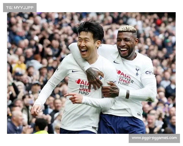 英超赛场求婚成功，球员暂停比赛共同庆祝